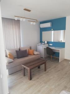 sala de estar con sofá y escritorio en Hotel GAIA, en Sozopol