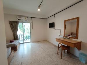 sala de estar con escritorio y espejo en Bangsaphan Resort, en Bang Saphan