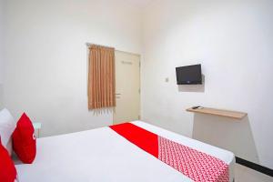 מיטה או מיטות בחדר ב-OYO 91508 Ruby Homestay Syariah