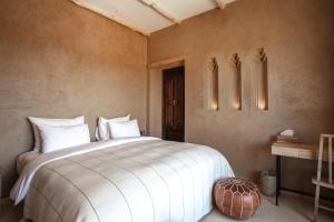 Postel nebo postele na pokoji v ubytování Kasbah Tamsna