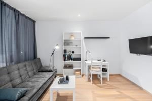 een woonkamer met een bank en een tafel bij VibeStudio 301 - Central - AC - Licensed - Parking Nearby in Wenen