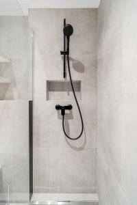 a shower with a shower head in a bathroom at Boutique Space VIE #3o1 in Vienna