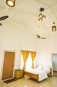 ein Schlafzimmer mit einem Bett in einem Zimmer in der Unterkunft Tinton Hillstay in Chikmagalur