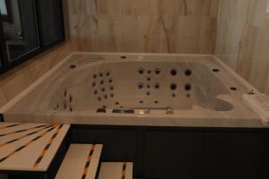 bañera grande en una habitación con en Ramada by Wyndham Nigde, en Nigde