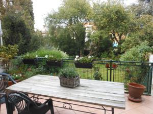 una mesa de madera con una maceta en el patio en B&B Capitaine Piret, en Bruselas