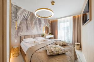 ein Schlafzimmer mit einem großen Bett und einem Palmenmilch in der Unterkunft Diamond Club - Sea VIEW in Danzig