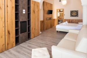Habitación de hotel con 2 camas y sofá en Hotel Du Parc, en Garda