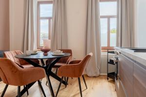 a kitchen with a table and chairs in a room at City Lounge Appartement am Hauptbahnhof in Sankt Pölten
