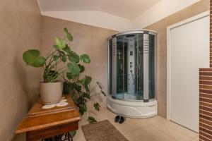 Kúpeľňa v ubytovaní TERRA MAGICA DELUXE Apartment Or Room with Private Parking, Terrace and Sea View + 37 fotografií
