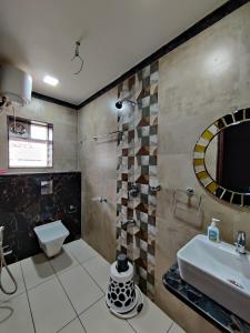 een badkamer met een wastafel en een toilet bij Sakuntala Residency in Bhubaneshwar