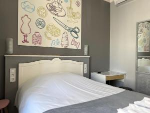 Postel nebo postele na pokoji v ubytování Logis Hôtel des Causses