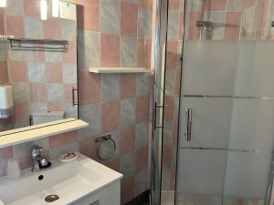 Koupelna v ubytování Logis Hôtel des Causses