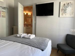 Postel nebo postele na pokoji v ubytování Logis Hôtel des Causses