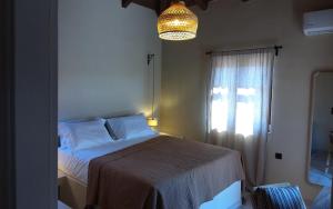 - une chambre avec un lit et une fenêtre dans l'établissement Harmony Seaview Villas In Elafonisos, à Elafonisos