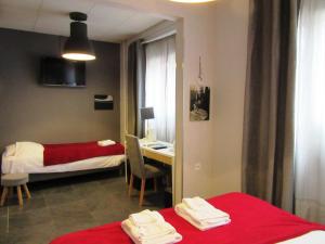 Postel nebo postele na pokoji v ubytování Logis Hôtel des Causses