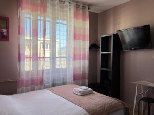 Postel nebo postele na pokoji v ubytování Logis Hôtel des Causses