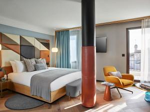 Kimpton Vividora Hotel by IHG في برشلونة: غرفة فندق مع سرير وكرسي +95 صورة