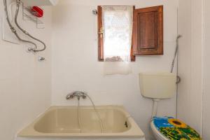 La salle de bains est pourvue d'une baignoire et de toilettes. dans l'établissement Un Pezzo di storia vicino al mare, à Rosignano Marittimo