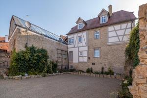 um grande edifício de tijolos com uma entrada em frente em DAS HOCHREIN em Volkach