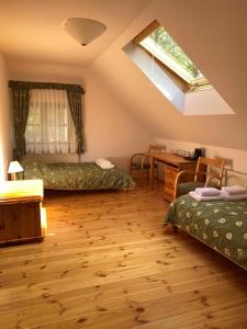 A bed or beds in a room at Ośrodek Wrzosowa Góra - pokoje