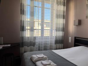 Postel nebo postele na pokoji v ubytování Logis Hôtel des Causses