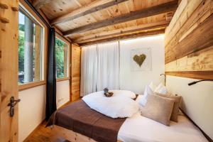 烏爾蒂莫的住宿－Steinbach Loft，一间卧室设有一张床和一个窗口