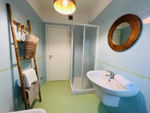 bagno con lavandino, servizi igienici e specchio di Beach apartments Spiaggia Nascosta a Silvi Marina