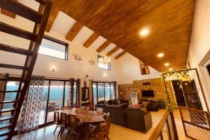 Ruang duduk di Serenity Hills by VEO - Part of StayVista