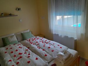 A bed or beds in a room at Silver Zsóry Apartman