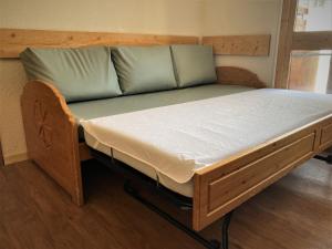 Łóżko w pokoju ze strategią odwrotności w obiekcie PLAGNE BELLECOTE - 5 Pers - Vue Pistes - Acces Piscine chauffee w mieście Plagne Bellecote