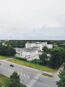 uma vista aérea de uma cidade com uma estrada e edifícios em Kotkapesa Apartment em Kiviõli