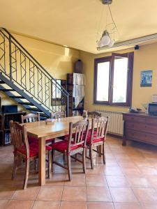 a dining room with a wooden table and chairs at Appartamento vista colline in Cavola