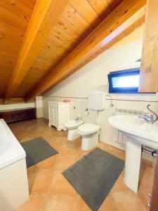 a bathroom with two toilets and a sink at Appartamento vista colline in Cavola