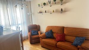 a living room with a couch and two chairs at El Primero G Zaragoza - Aljafería in Zaragoza