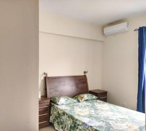 een slaapkamer met een bed in een kamer bij Praia Capital Residence Aparthotel in Praia
