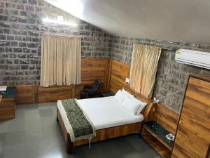 The Green Gate Resort Mulshi客房内的一张或多张床位