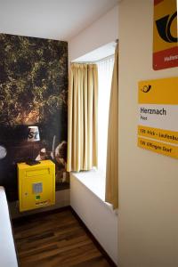 Cette chambre dispose d'une fenêtre et d'une boîte jaune. dans l'établissement Gasthof Löwen Herznach, à Herznach