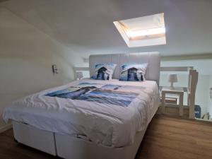 - une chambre avec un grand lit et une tête de lit blanche dans l'établissement Melroce Holiday Cottage 5503, à Bredene