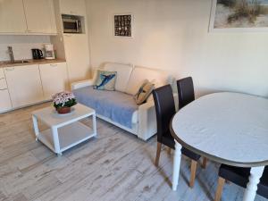 un salon avec un canapé et une table dans l'établissement Melroce Holiday Cottage 5503, à Bredene 6 autres photos