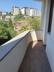 d'un balcon avec vue sur la ville. dans l'établissement Lovely Apartment in the centre of Yerevan, à Erevan