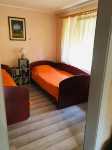 um quarto com uma cama e uma janela em Holiday Home 108 em Bezdan