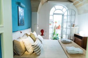 una camera da letto con un letto con cuscini sopra di CASA FLOW a Lecce
