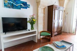un soggiorno con TV e sedia di CASA FLOW a Lecce