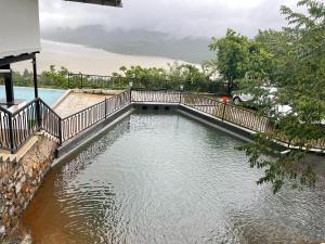 The Green Gate Resort Mulshi内部或周边的泳池
