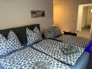 2 camas sentadas en un sofá con almohadas en Gemütliches Appartement in Lohmar-Wahlscheid en Lohmar