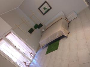 - une chambre avec un lit et une fenêtre dans l'établissement Dimora Aminidelo, à Maruggio