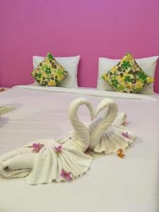 two swans making a heart on a bed at Life&Love Resort in Ban Khlong Son