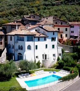 - une vue aérienne sur une maison avec une piscine dans l'établissement Villa Borgo Borago, à Brenzone