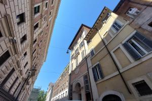 ローマにあるThe Rigoletto Apartmentの通り沿いの高層ビル2棟