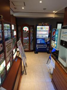 Un pasillo de una tienda con una máquina de refrescos en una tienda en スタイリッシュ栃木　大人専用, en Shimotsuke